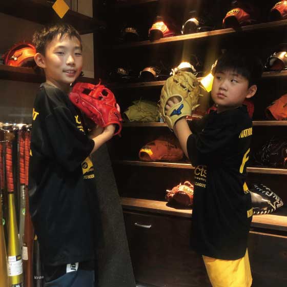 兄弟でグローブ