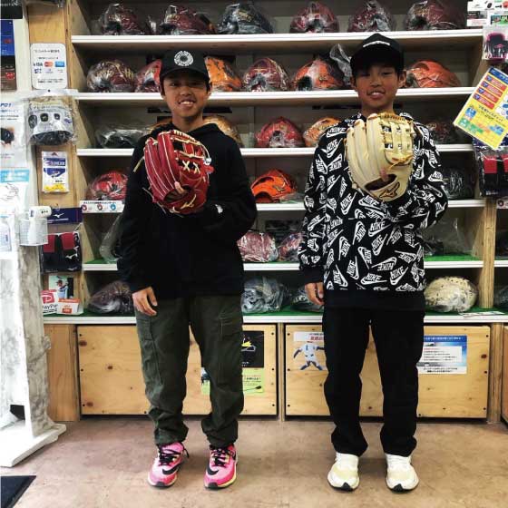 兄弟でグローブ